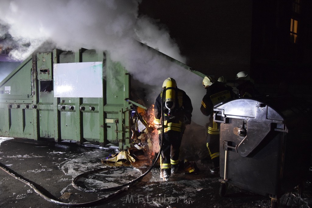 Feuer Papp Presscontainer Koeln Hoehenberg Bochumerstr P231.JPG - Miklos Laubert